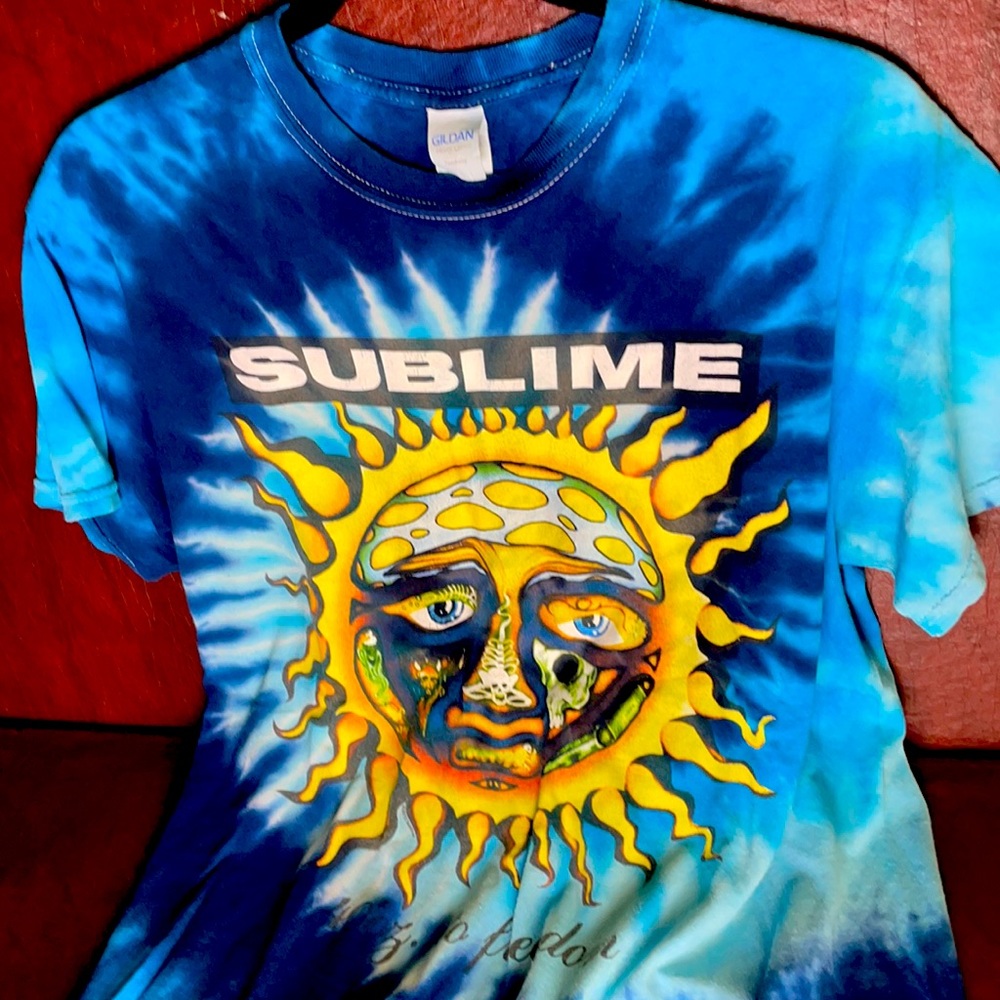 Gilden tear-away sublime tie-dye medium tee